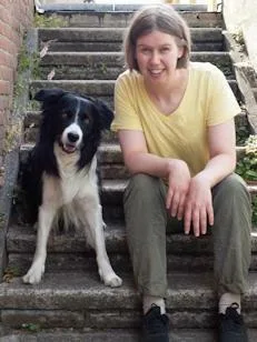 Een vrouw en een Border Collie zitten samen op een trap